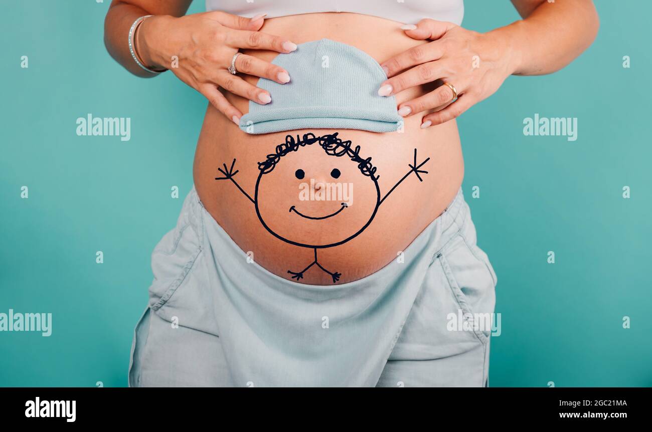 La mamma incinta prepara i vestiti per il bambino Foto stock - Alamy