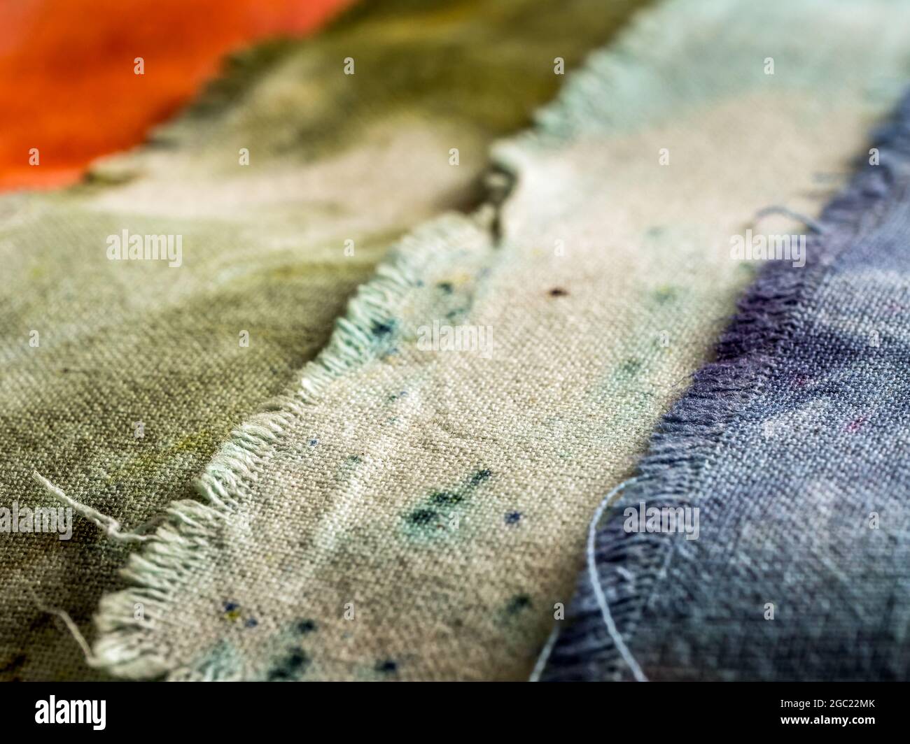 Closeup di tessuti colorati in cotone umido tinti a mano sovrapposti e sparati dall'alto Foto Stock
