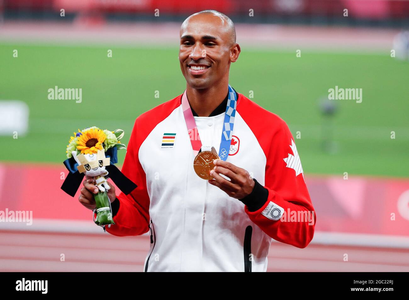 Tokyo, Giappone. 06 agosto 2021. Damian Warner, medaglia d'oro al decathlon maschile del Canada, si pone per una foto durante la cerimonia di medaglia allo Stadio Olimpico alle Olimpiadi estive del 2020 a Tokyo, Giappone, venerdì 6 agosto 2021. Damian Warner del Canada ha preso l'oro con 9018 punti, Kevin Mayer della Francia ha preso l'argento con 8726 punti e Ashley Moloney dell'Australia ha preso il bronzo con 8649 punti. Photo by Tasos Katopodis/UPI Credit: UPI/Alamy Live News Foto Stock