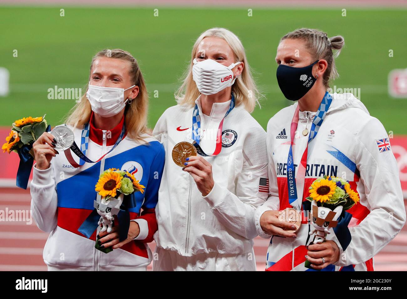 Tokyo, Giappone. 06 agosto 2021. Anzhelika Sidorova, medaglia d'argento della Russia, medaglia d'oro Katie Nageotte degli Stati Uniti e Holly Bradshaw della Gran Bretagna, pose per una foto durante la cerimonia di medaglia allo Stadio Olimpico alle Olimpiadi estive del 2020 a Tokyo, Giappone, venerdì, 6 agosto 2021. Nageotte prese l'oro con una volta di 4,90 m, Sidorova prese l'argento con una volta di 4,85 m e Bradshaw prese il bronzo con una volta di 4.85. Photo by Tasos Katopodis/UPI Credit: UPI/Alamy Live News Foto Stock