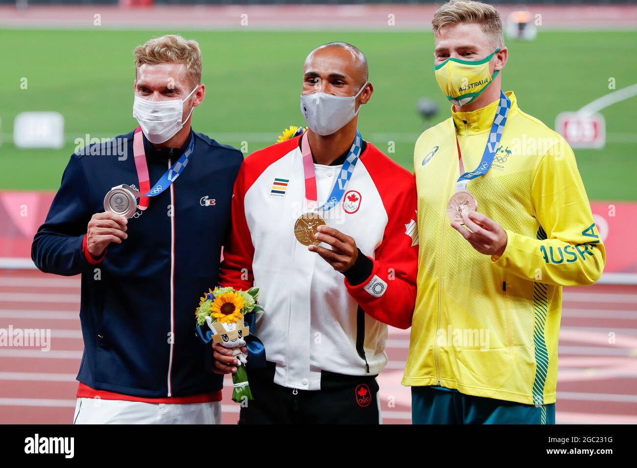 Tokyo, Giappone. 06 agosto 2021. Kevin Mayer, medaglia d'oro del Canada, medaglia d'oro Damian Warner e bronzo Ashley Moloney dell'Australia, pose per una foto durante la cerimonia di medaglia allo Stadio Olimpico alle Olimpiadi estive del 2020 a Tokyo, Giappone, venerdì 6 agosto 2021. Damian Warner del Canada ha preso l'oro con 9018 punti, Kevin Mayer della Francia ha preso l'argento con 8726 punti e Ashley Moloney dell'Australia ha preso il bronzo con 8649 punti. Photo by Tasos Katopodis/UPI Credit: UPI/Alamy Live News Foto Stock