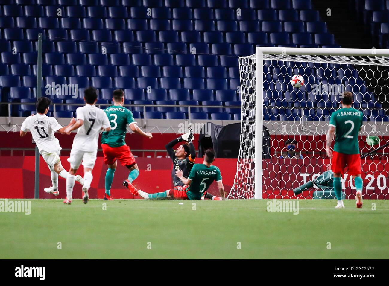 Saitama, Giappone. 6 agosto 2021. KAORU MITOMA (11) del Giappone segna un gol durante la partita di bronzo tra Messico e Giappone durante i Giochi Olimpici di Tokyo 2020 allo stadio Saitama. Il Messico sconfigge il Giappone 3-1. (Immagine di credito: © Rodrigo Reyes Marin/ZUMA Press Wire) Foto Stock