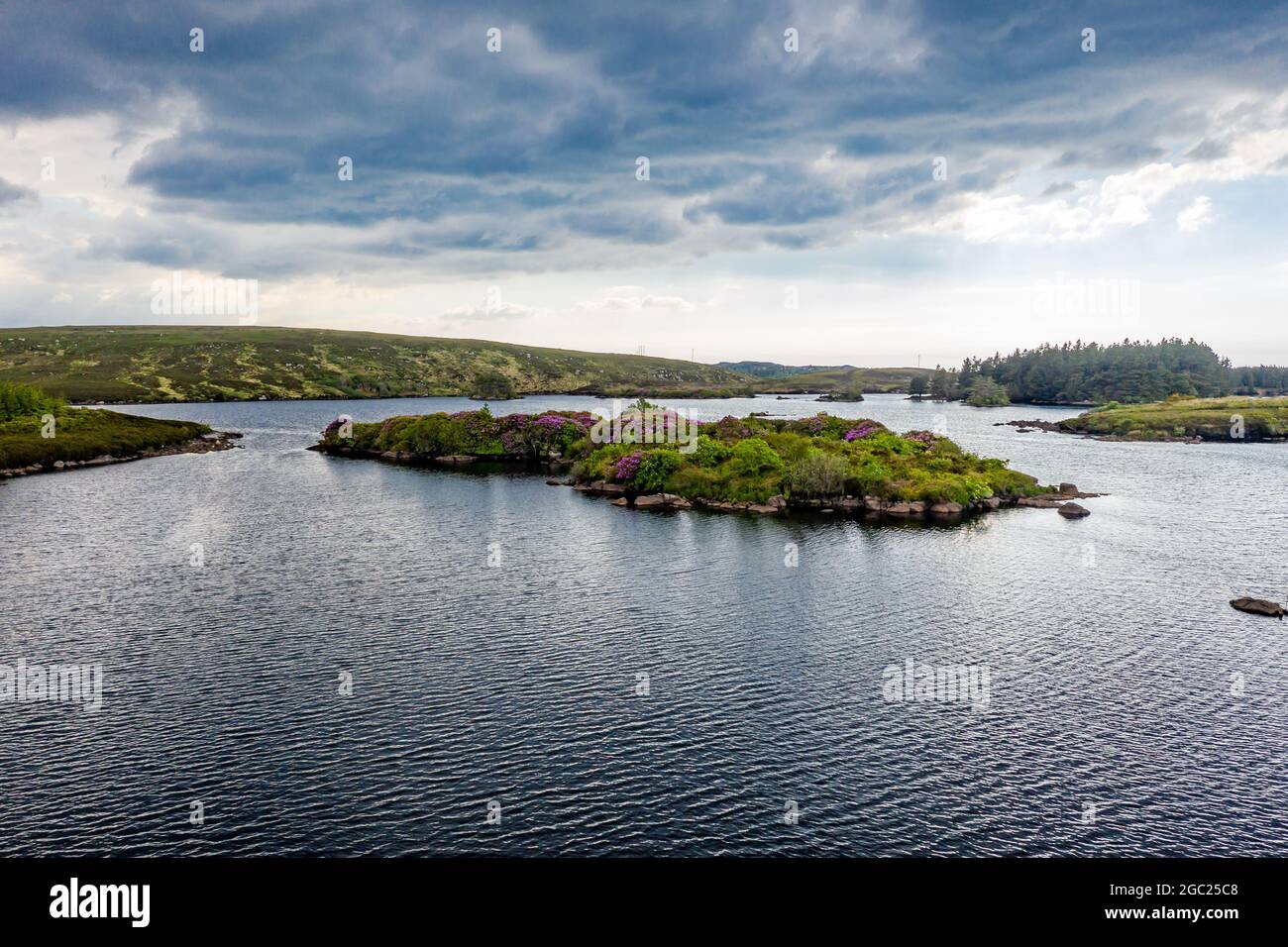 Vista aerea dell'isola di Lough Craghy, lago Tully - parte del sistema Dungloe. Foto Stock