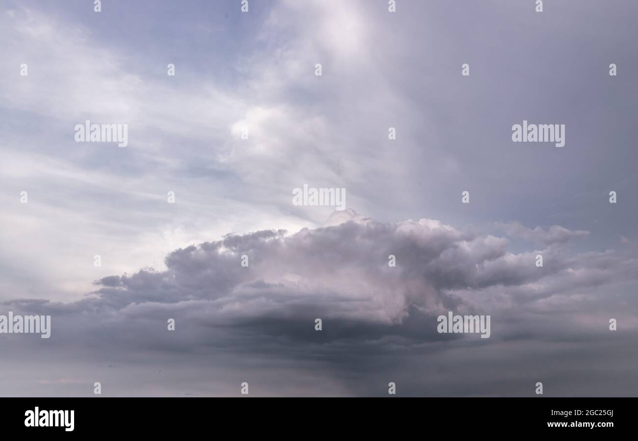 Il sole splende attraverso le nuvole nel cielo. La forma delle nuvole evoca immaginazione e creatività. Possono essere utilizzati come sfondi che sembrano ama Foto Stock