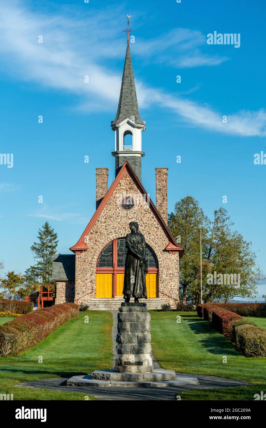 La statua di Eveline presso la Chiesa commemorativa nel sito storico nazionale di Grand Pre, Wolfville, Nuova Scozia, Canada. Foto Stock