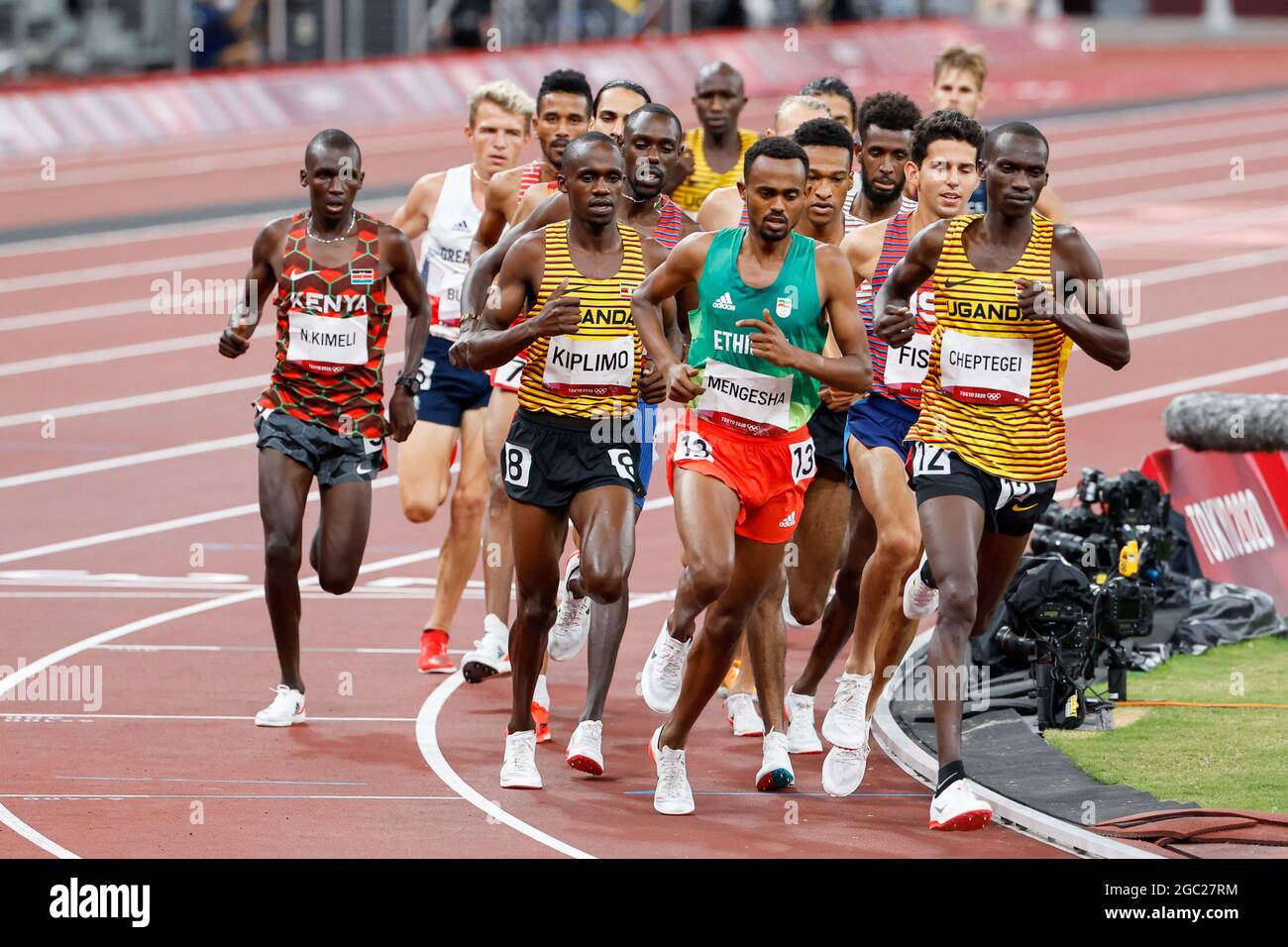 Tokyo, Giappone. 06 agosto 2021. I corridori si fanno strada in pista nelle finali maschili di 5.000 metri allo Stadio Olimpico durante le Olimpiadi estive 2020 a Tokyo, Giappone, venerdì 6 agosto 2021. Giosuè Cheptegei dell'Uganda prese l'oro con un tempo di 12:58.15, Mohammed Ahmed del Canada prese l'argento con un tempo di 12:58.61 e Paul Chelimo degli Stati Uniti prese il bronzo con un tempo di 12:59.05. Photo by Tasos Katopodis/UPI Credit: UPI/Alamy Live News Foto Stock