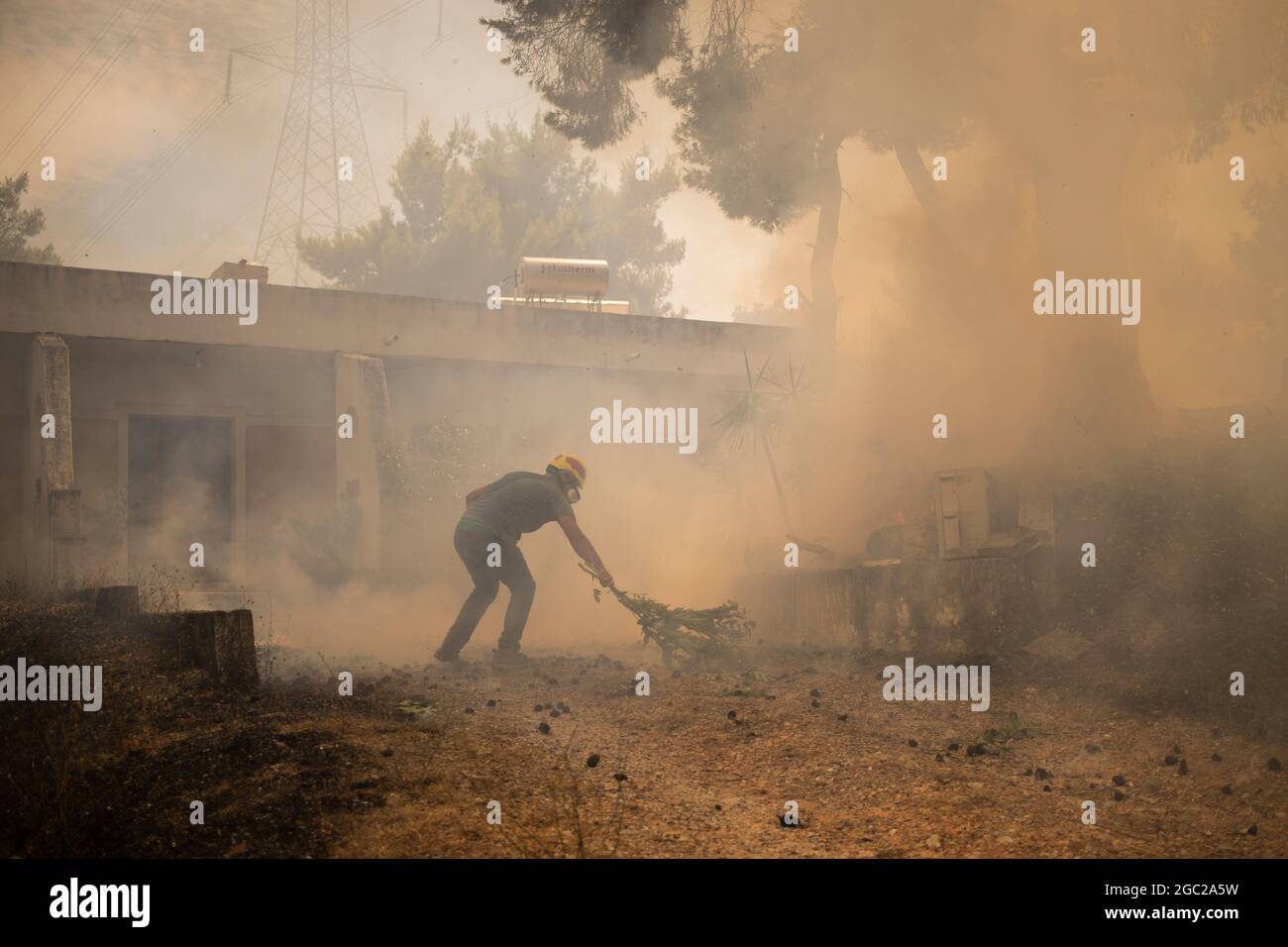 Afidnes, Grecia. 06 agosto 2021. Un uomo cerca di contenere un incendio forestale in una zona residenziale a nord di Atene. Fin dalle prime ore del mattino, forti venti occidentali continuarono ad alimentare i numerosi incendi del venerdì. Credit: Angelos Tzortzinis/dpa/Alamy Live News Foto Stock