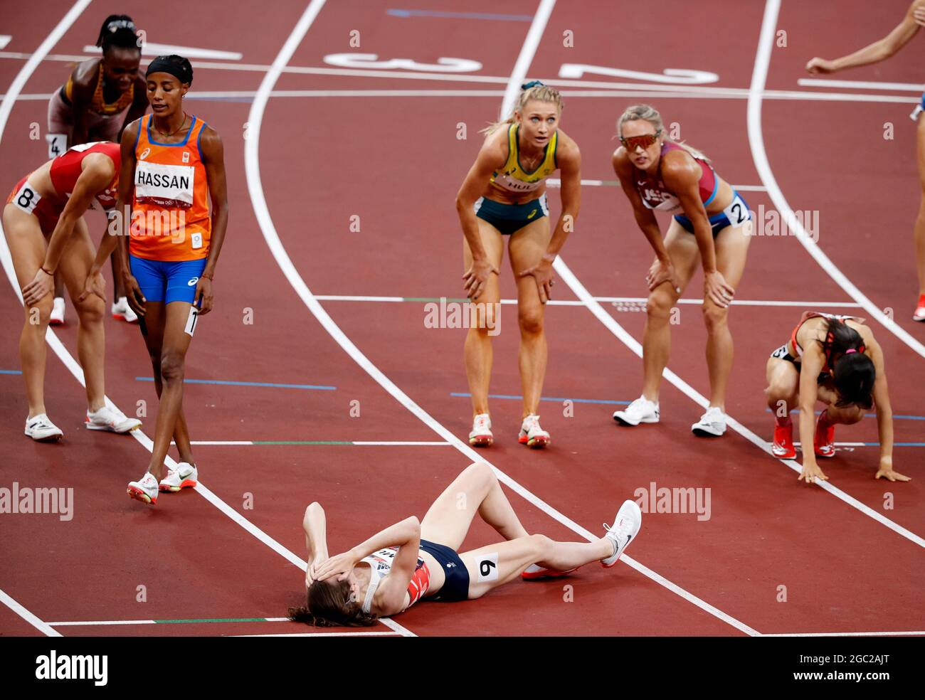 Tokyo 2020 Olimpiadi - Atletica - Donne 1500m - finale - Stadio Olimpico, Tokyo, Giappone - 6 agosto 2021. Gli atleti riposano REUTERS/Phil Noble Foto Stock