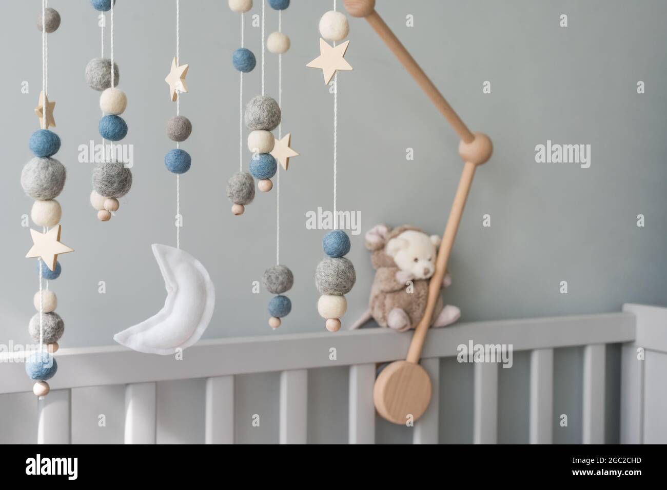 Culla mobile con stelle, pianeti e luna. Giocattoli fatti a mano per  bambini sopra la culla per neonati. I primi giocattoli ecologici realizzati  in feltro e legno grigio Foto stock - Alamy