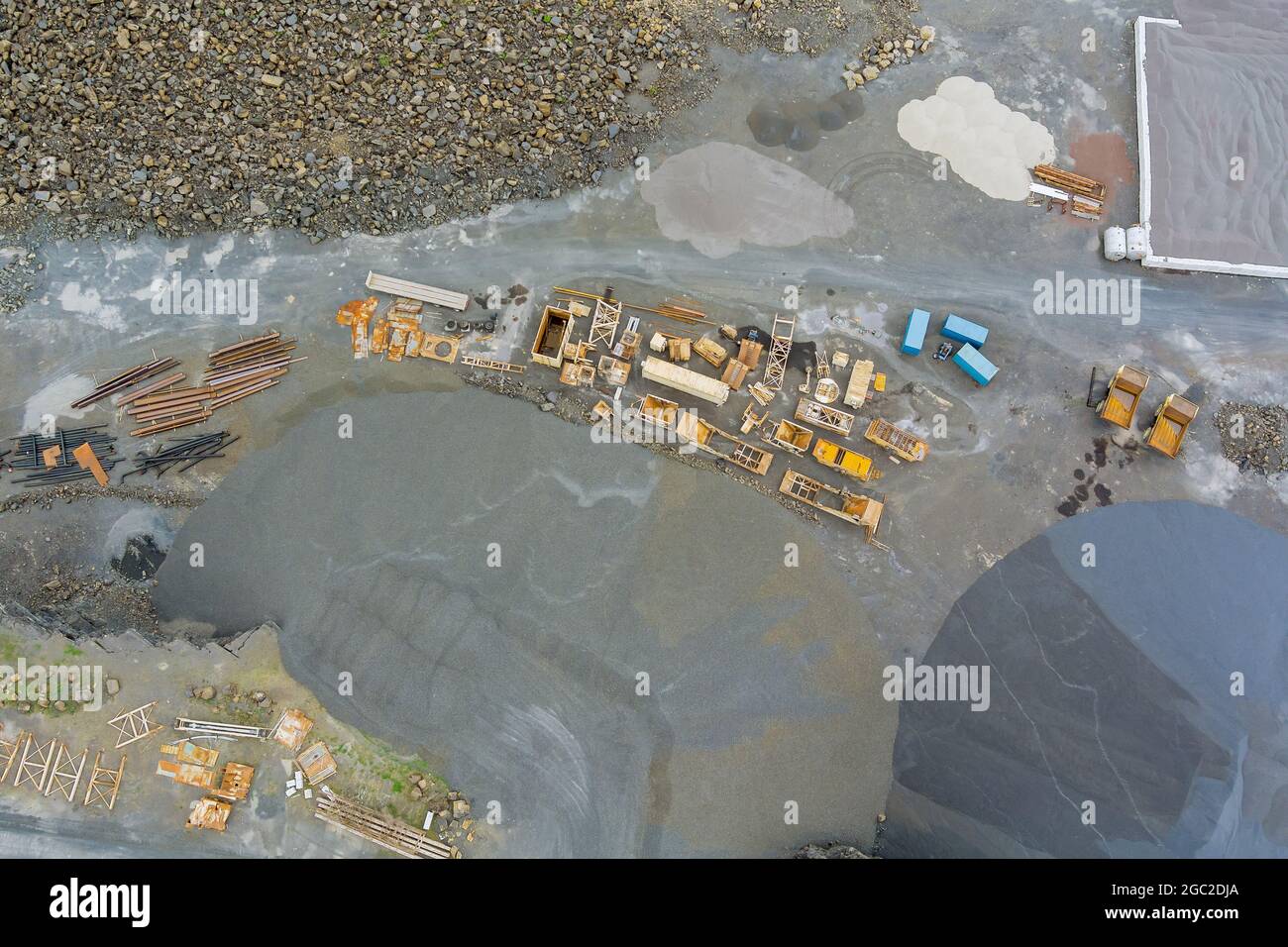 Vista aerea della cava panoramica di estrazione a getto aperto con molti macchinari in un impianto Foto Stock