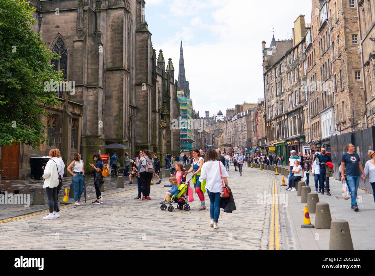 Edimburgo, Scozia, Regno Unito. 6 agosto 2021. Immagini dal Royal Mile nella città vecchia di Edimburgo il giorno di apertura del Festival della frangia di Edimburgo 2021. Il festival sembra molto diverso da due anni fa . Sono consentiti pochissimi spazi per spettacoli di strada e sono evidenti meno turisti. Anche un'elevata visibilità della polizia, ci sono più agenti di polizia che artisti per strada, è in netto contrasto con gli anni precedenti. PIC; il Royal Mile è molto tranquillo il giorno di apertura del Fringe. Iain Masterton/Alamy Notizie dal vivo. Foto Stock