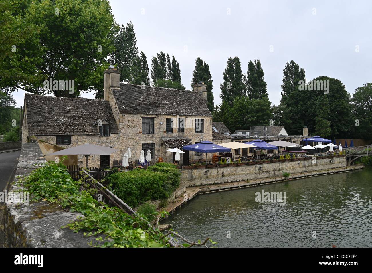Il Trout Inn nel sobborgo nord di Oxford di Wolvercote è stato reso famoso dal detective televisivo Morse Foto Stock