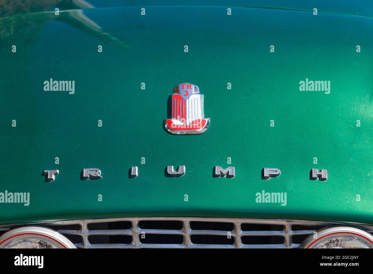 Plougasnou, Francia - Luglio 17 2021: La Triumph TR3 è un'auto sportiva britannica prodotta tra il 1955 e il 1962 dalla Standard-Triumph Motor Company di Cov Foto Stock