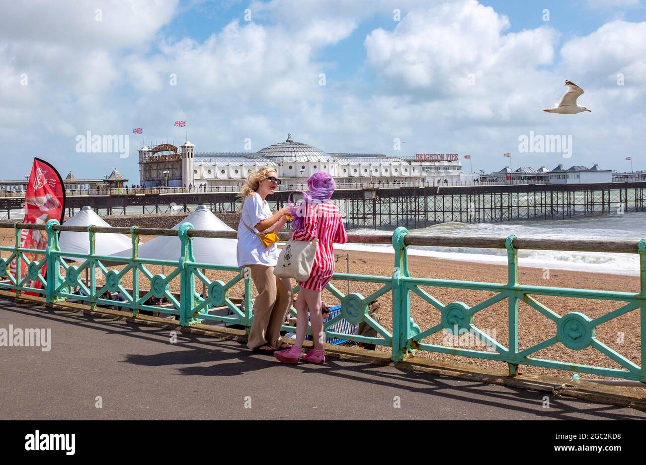 Brighton UK 6 agosto 2021 - tempo per una chiacchierata breezy sul lungomare di Brighton come più tempeste battter la costa meridionale oggi con previsioni meteo più unstabiled per il fine settimana: Credit Simon Dack / Alamy Live News Foto Stock