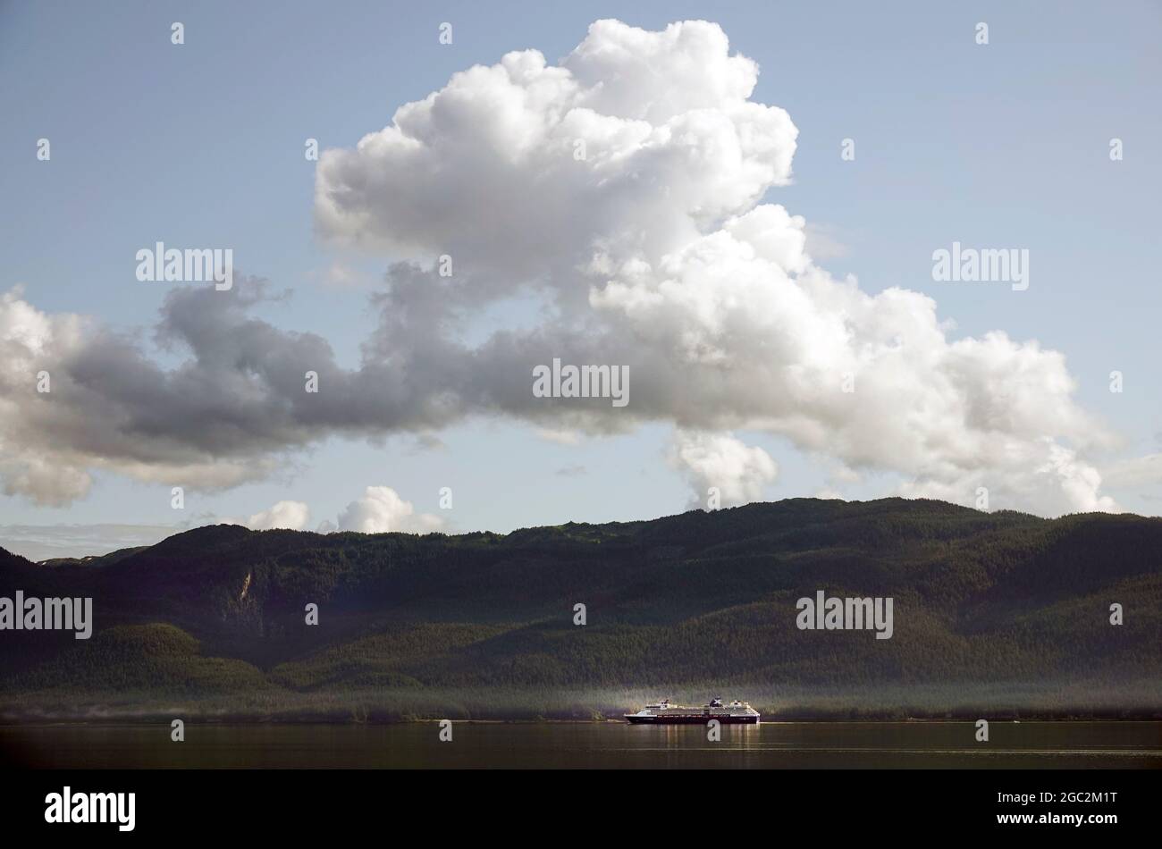 Alaska, Inside Passage, Pacific Coast; mentre una nave da crociera si muove lentamente a nord, la nebbia sale da Baranof Island nella mattina presto lungo la costa occidentale dell'Alaska sul passaggio interno. Foto Stock