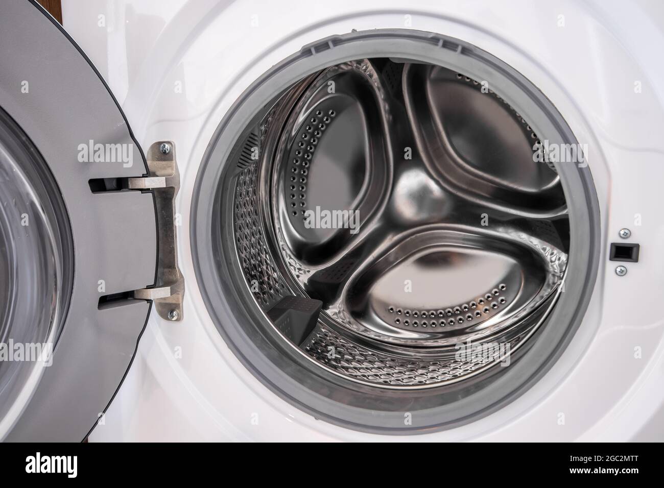 Close-Up lavatrici in tubo, lavando con acqua calda e fredda mantiene i  vestiti puliti e alla moda Foto stock - Alamy