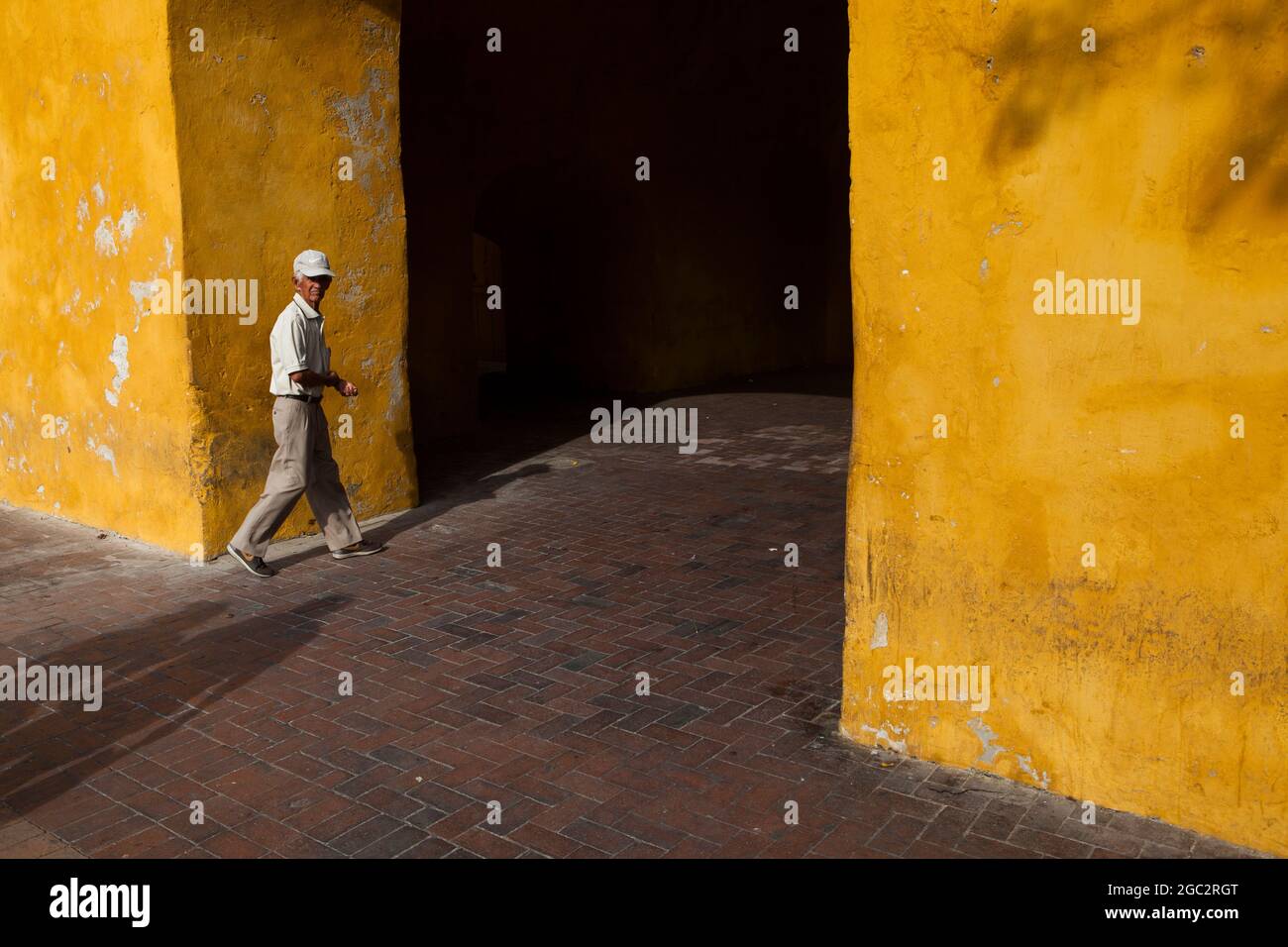 La strada locale vicino alla Boca del Puente e il Monumento della Torre dell'Orologio all'entrata principale della vecchia città murata di Cartagena, Colombia. Foto Stock