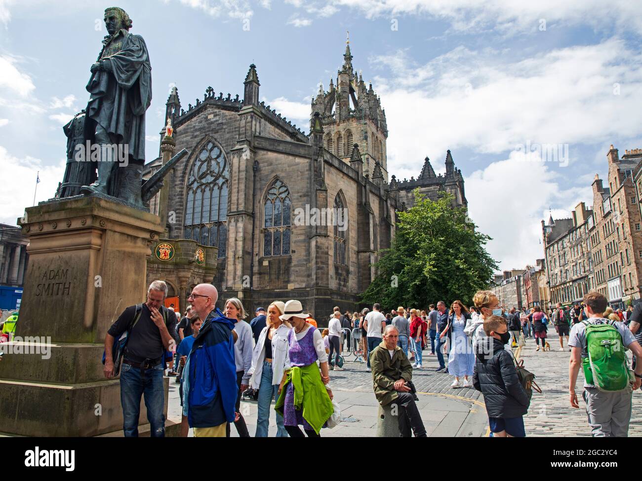 Royal Mile, Edimburgo, Scozia, Regno Unito. 6 agosto 2021. Edinburgh Fringe Festival, il primo giorno ha avuto un inizio tranquillo e una doccia a pioggia per dare il benvenuto ai visitatori che si sono riavviati. Credit: Arch White/Alamy Live News Foto Stock