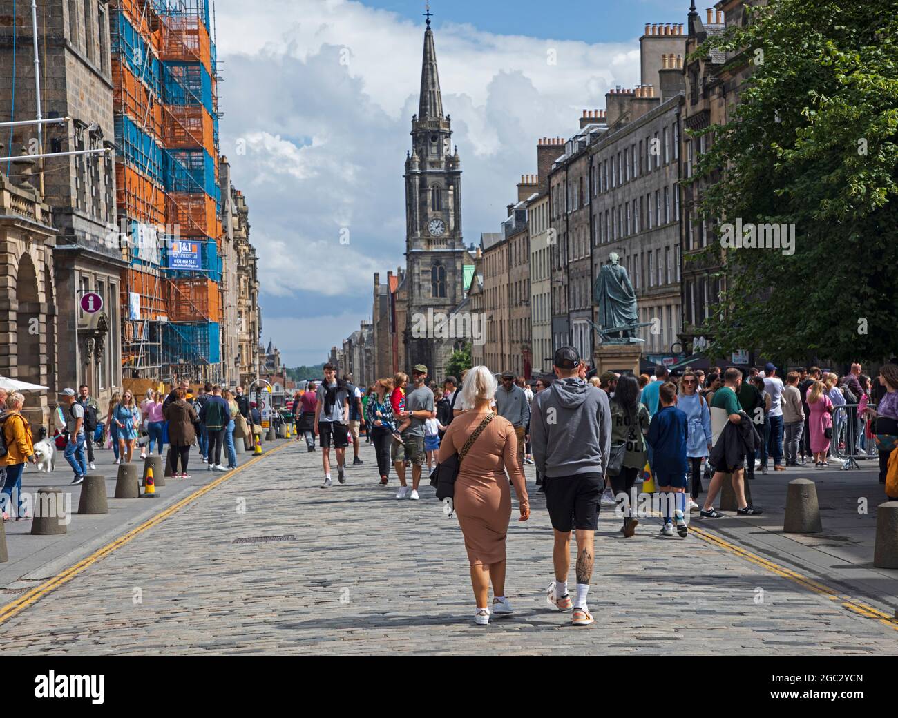 Royal Mile, Edimburgo, Scozia, Regno Unito. 6 agosto 2021. Edinburgh Fringe Festival, il primo giorno ha avuto un inizio tranquillo e una doccia a pioggia per dare il benvenuto ai visitatori che si sono riavviati. Credit: Arch White/Alamy Live News Foto Stock