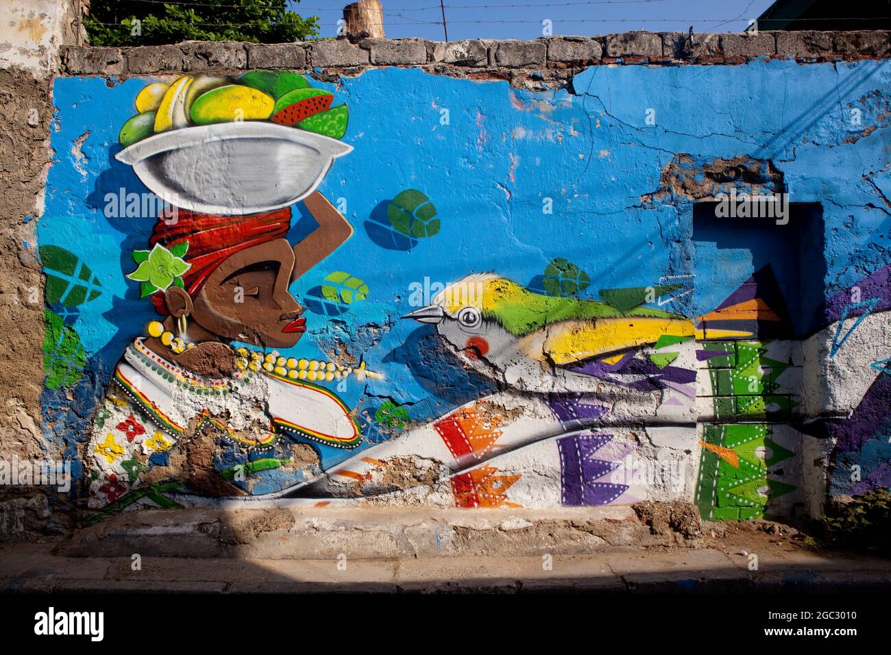 Murale Street art di un distributore di frutta Palenquera su un muro a Getsemani, Cartagena. Foto Stock