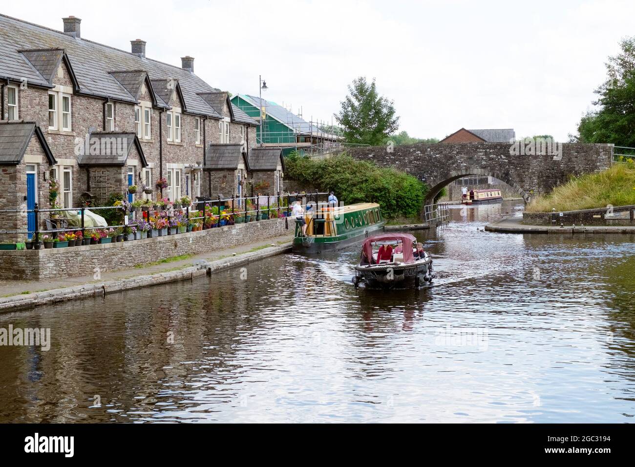 Persone turisti in affitto barca sul canale di Brecon & Monhuthshire in estate 2021 Brecon Galles UK KATHY DEWITT Foto Stock