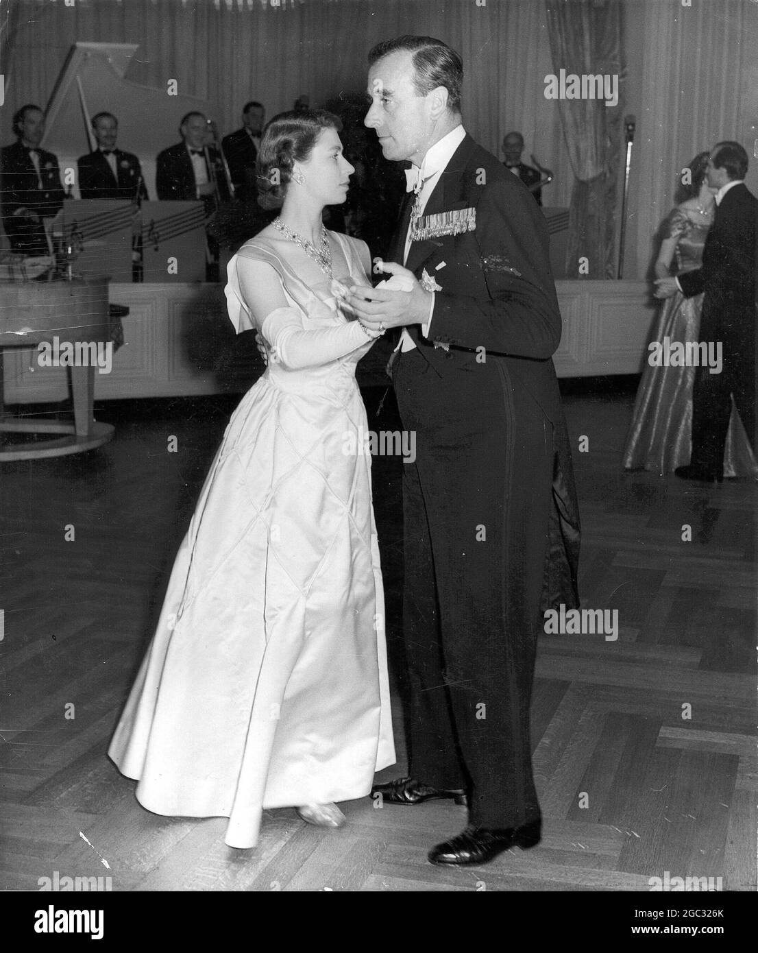 La principessa Elisabetta balla con il conte Mountbatten di Birmania al ballo organizzato dal Consiglio d'appello centrale del Royal College of Nursing e tenuto al Savoy Hotel Londra 3 luglio 1951 Foto Stock