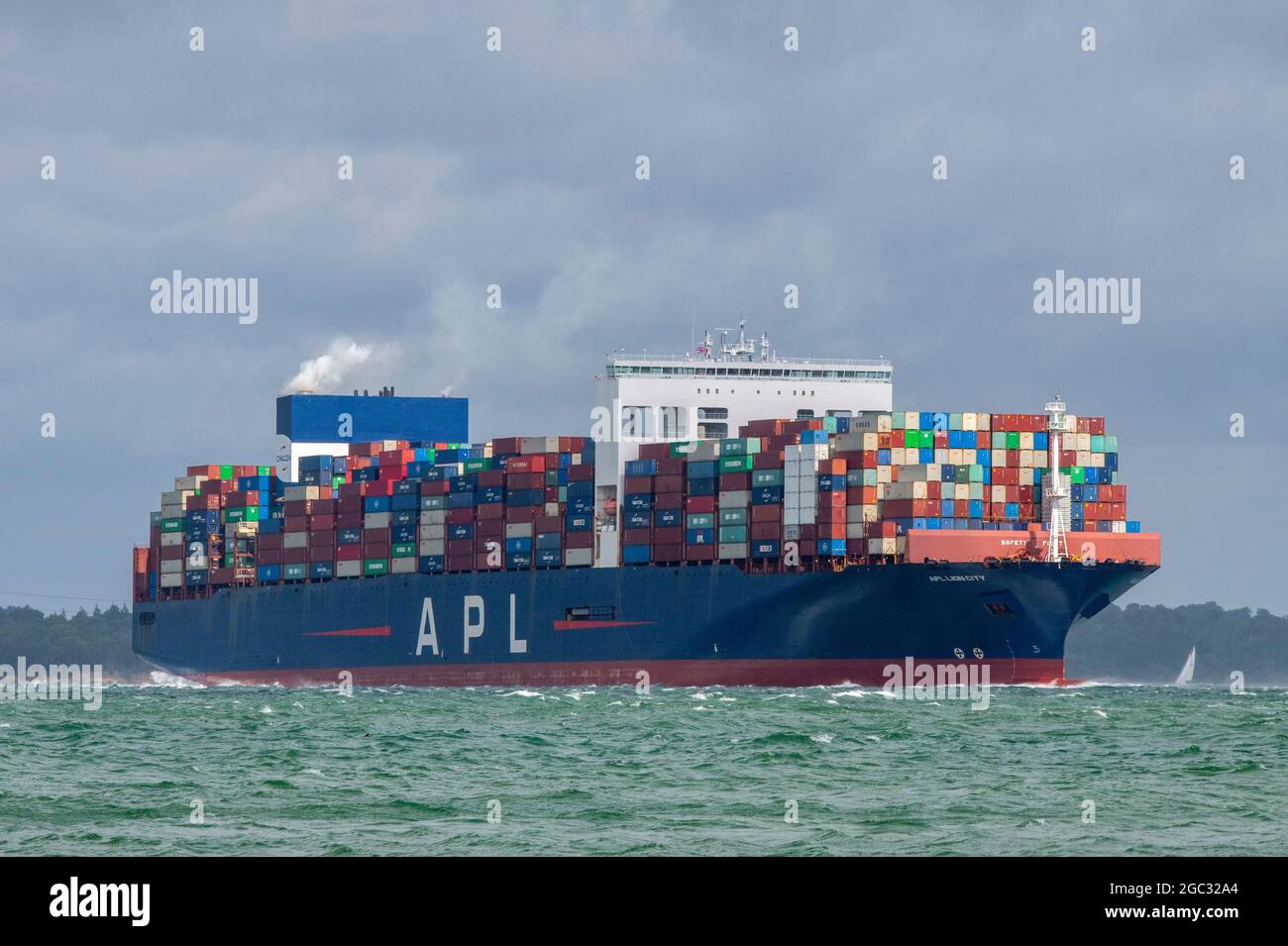 Nave container, porto di Southampton, banchine di Southampton, nave cargo, containerizzazione, canale di thorn, Solent, Cowes, isola di wight. Foto Stock