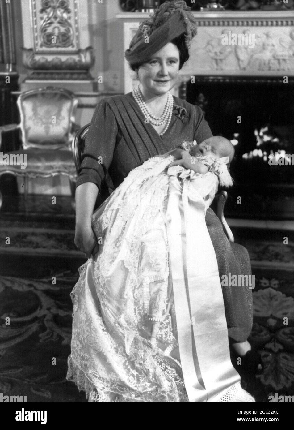 Sua Maestà, la Regina Elisabetta, la Regina Madre con il suo primo nipote, il Principe Carlo al suo battesimo a Buckingham Palace - 15 dicembre 1948 Foto Stock