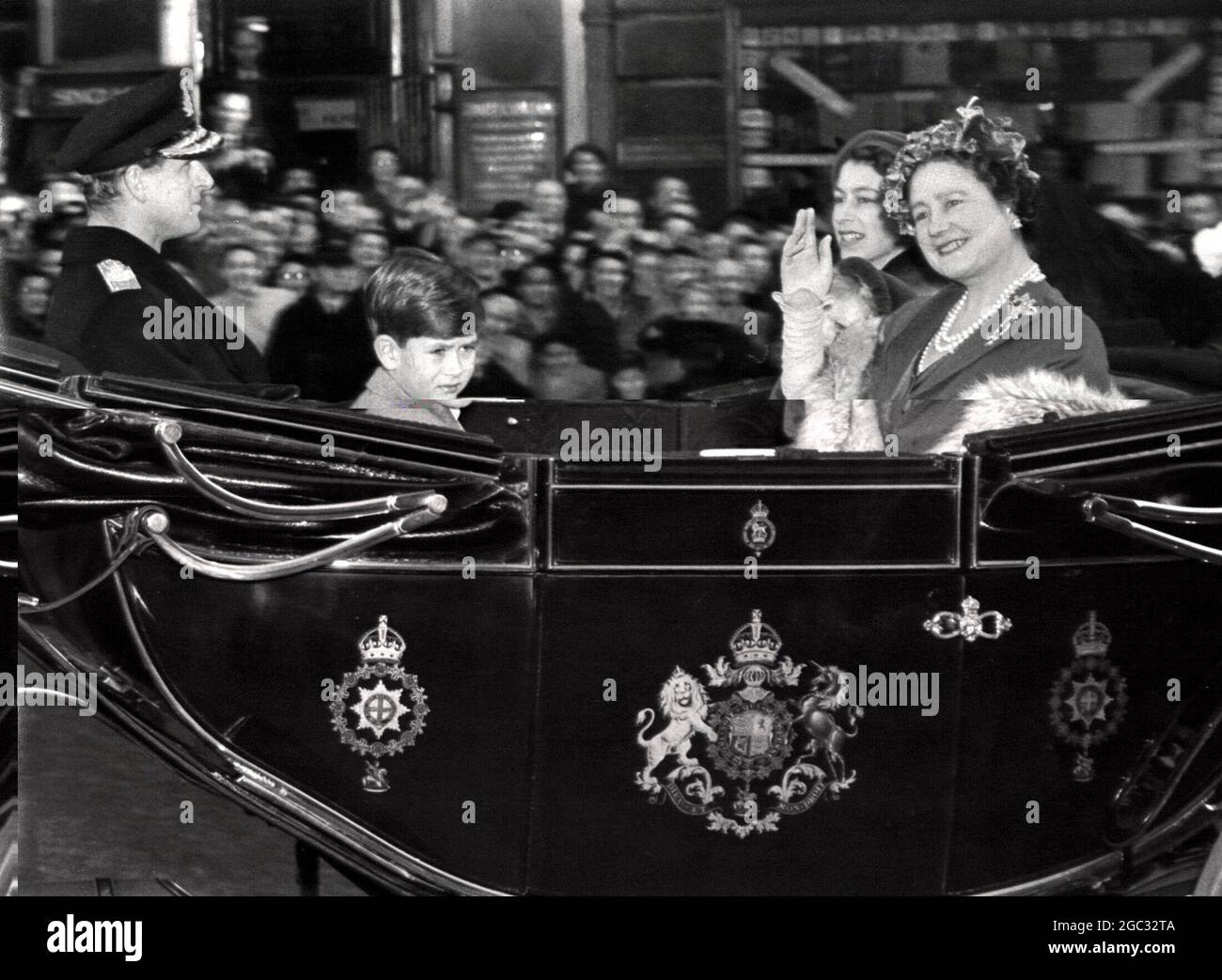 Un caldo benvenuto a casa della Regina Madre, che è visto accompagnato dalla Regina, il Duca di Edimburgo, il Principe Carlo e la Principessa di Vs Anne, mentre hanno guidato attraverso Whitehal dalla Stazione di Waterloo alla Casa di Clarence 24 novembre 1954 Foto Stock