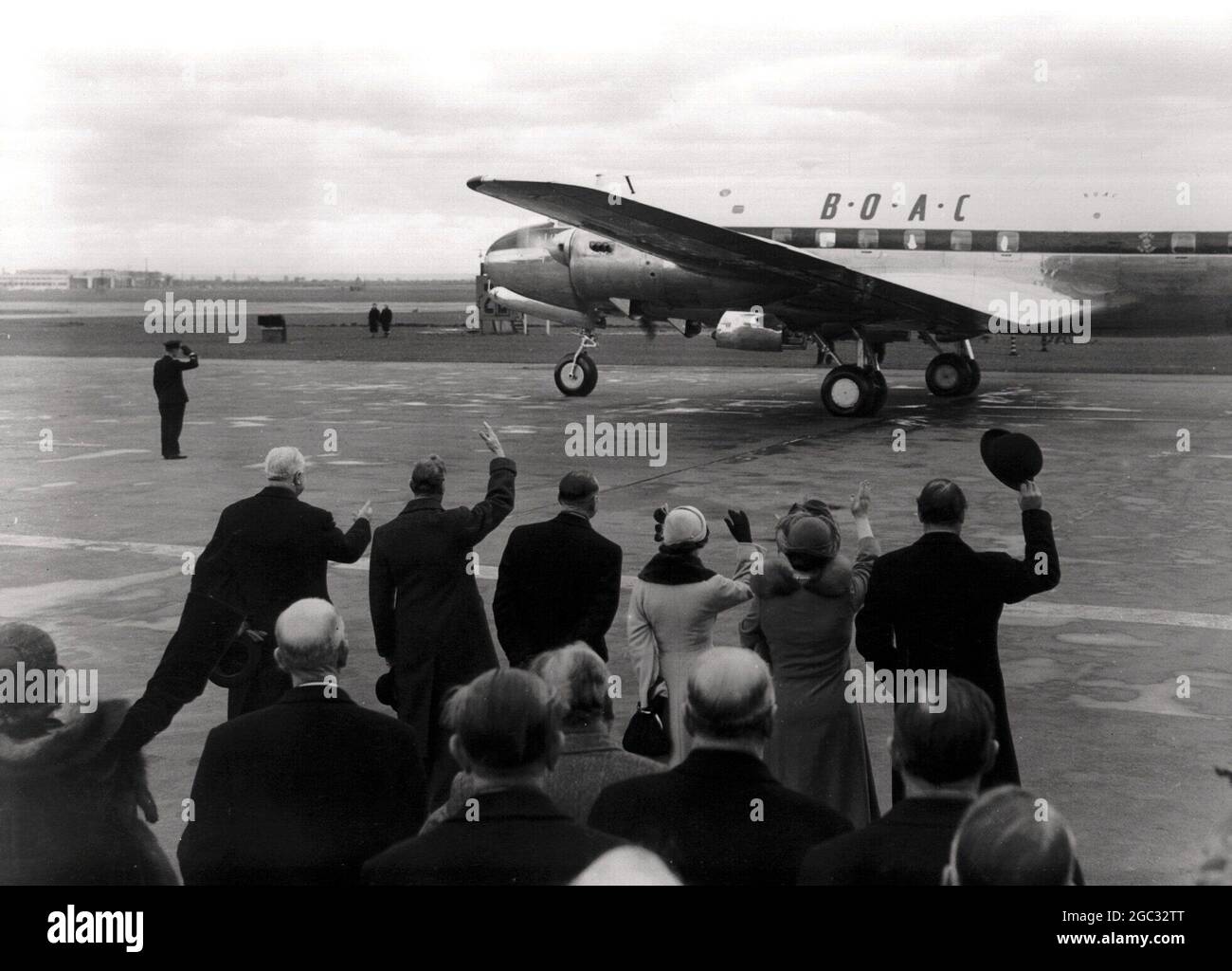 Bon Voyage. La famiglia si addio all'aeroporto di Londra. Il Re Giorgio VI, (seconda a sinistra) la Principessa Margaret (guanti scuri) e sua Maestà, la Regina Elisabetta, la Regina Madre vedeva con altri funzionari come si agitavano alla Principessa Elisabetta e Duca di Edimburgo come l'aereo partiva per il Kenya il 31 gennaio 1952 Foto Stock
