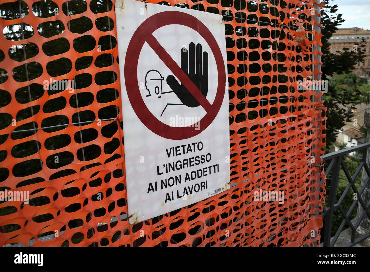 Il segno indica un'informazione che ' è vietato l'ingresso a non professionisti'. In italiano :' vietato l'espresso ai non addetti al lavori' Foto Stock