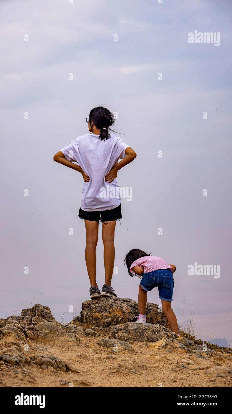 Due ragazze che ammirano la vista da Steptoe Butte, Washington state, USA, in una giornata di nebbia Foto Stock