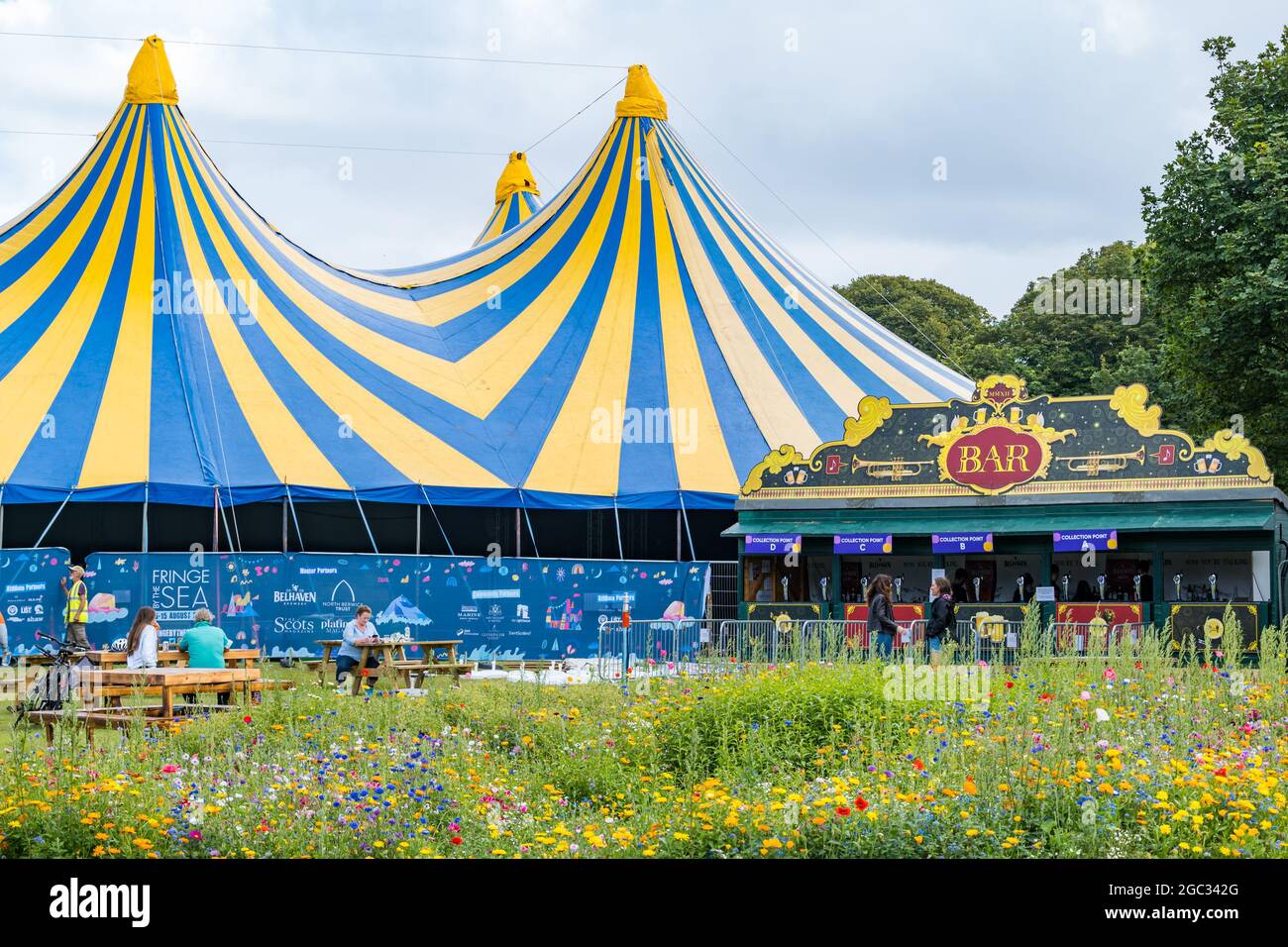 North Berwick, East Lothian, Scozia, Regno Unito, 6 agosto 2021. Regno Unito Meteo: Il primo giorno di Fringe-by-the-Sea, l'alternativa al mare al Festival di Edimburgo Fringe. Nella foto: Il luogo principale del festival in Lodge Grounds, il Belhaven Big Top Tent Foto Stock