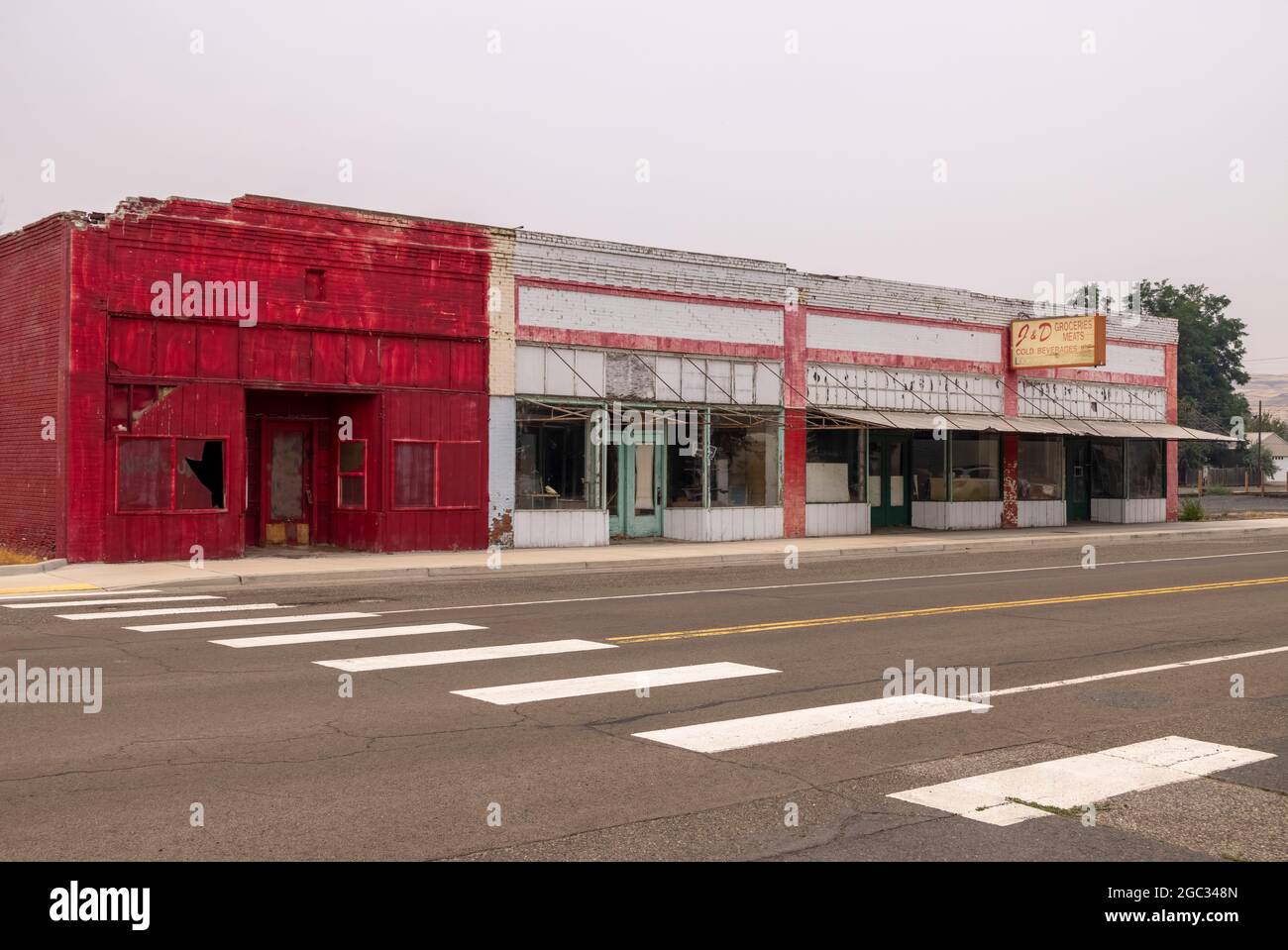 Edifici abbandonati su Main Street, Washtunca, Washington state, USA, che illustrano il decadimento urbano di una piccola città Foto Stock