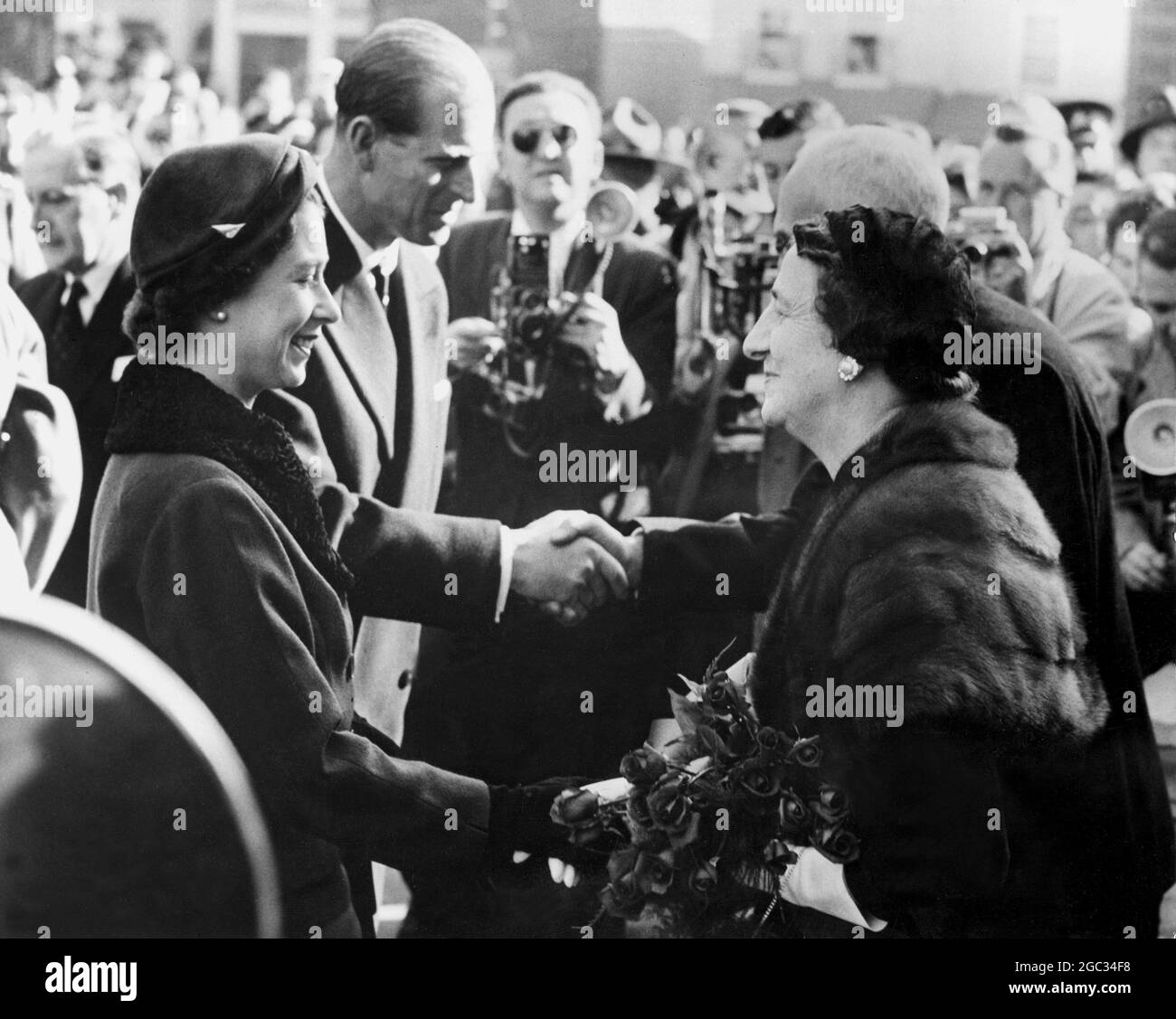 La regina Elisabetta II e il principe Filippo visitano Hull, Canada, ottobre 1957 (foglio di didascalia mancante) Foto Stock