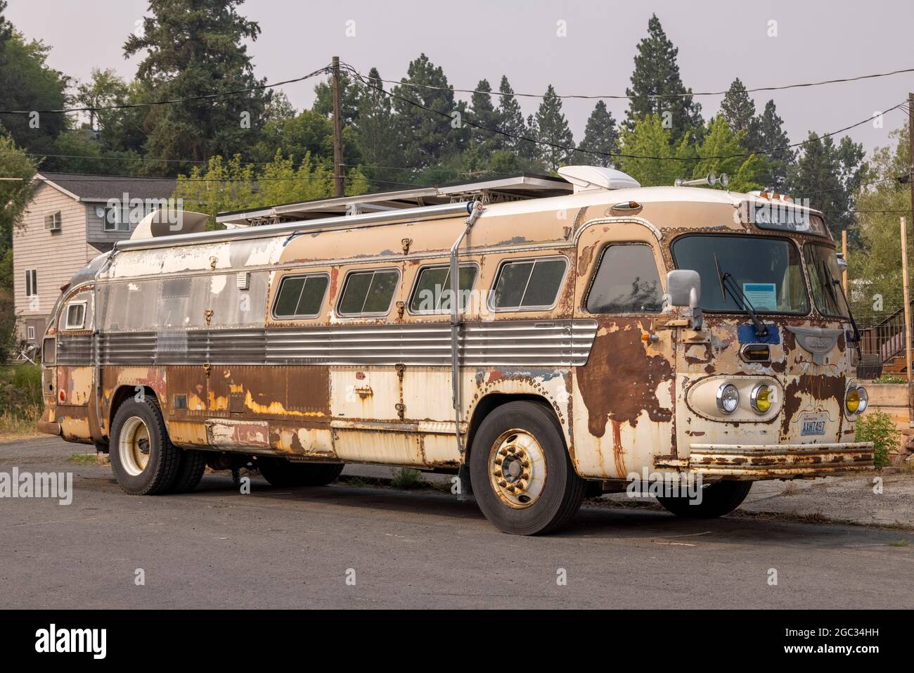 Rusty razionalizzato 1950 Flixible Clipper bus, Palouse città, Washington state, Stati Uniti Foto Stock