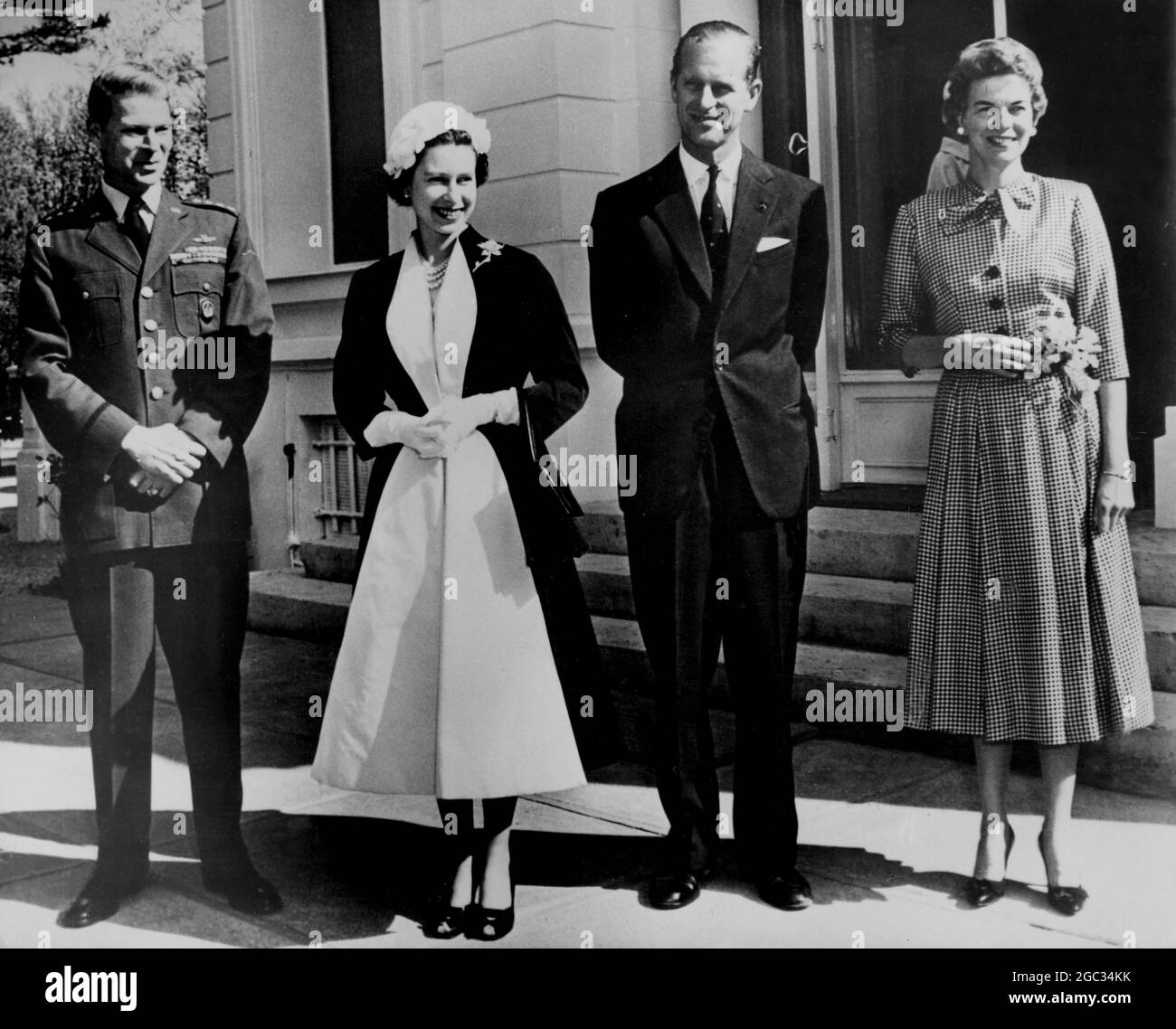 La regina visita il generale Norstad HM la regina e il principe Filippo continuando la loro visita di Stato a Parigi hanno visitato la casa privata del generale e la signora Norstad. Il generale Norstad è il comandante supremo delle forze alleate in Europa. Foto: l-r, il generale Norstad, HM la regina, il principe Filippo e la signora Norstad hanno ritratto nel giardino della loro casa durante la visita reale. 11 aprile 1957 Foto Stock