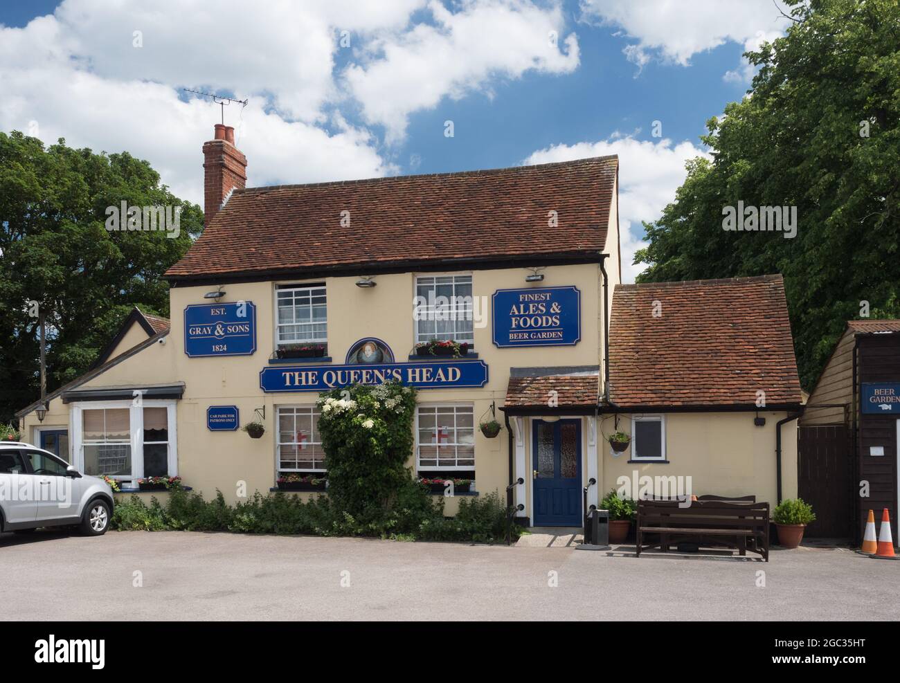Tolleshunt Darcy-Essex-UK-Giugno 14,2021 - il Queens Head public house.Blue cielo e bianco nuvola giorno d'estate Foto Stock