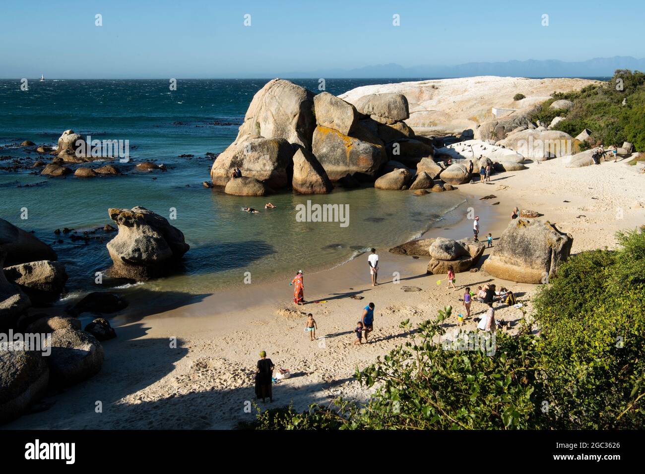 Persone su Boulders Beach, Cape Peninsula, Sud Africa Foto Stock