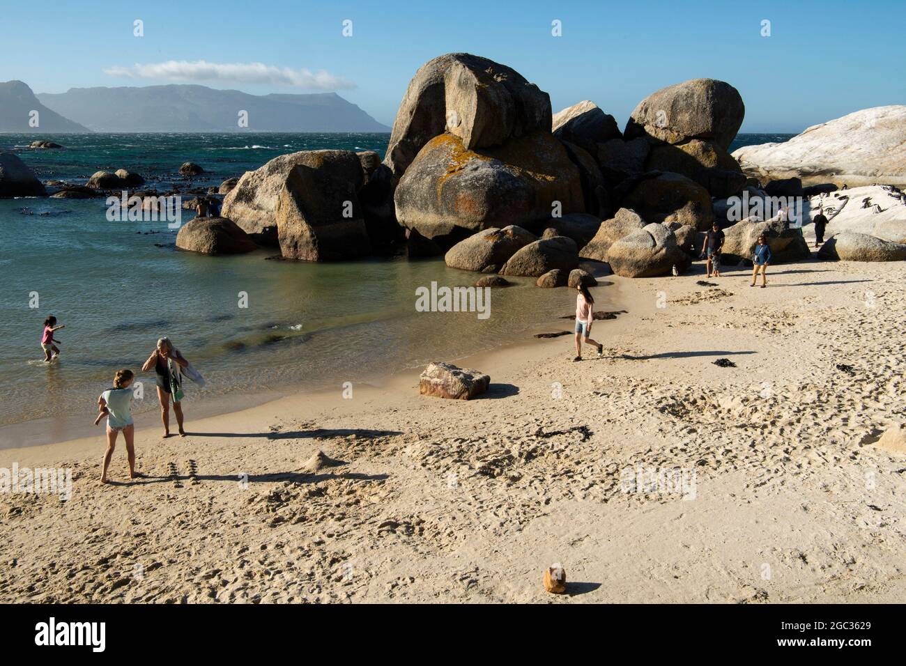 Persone su Boulders Beach, Cape Peninsula, Sud Africa Foto Stock