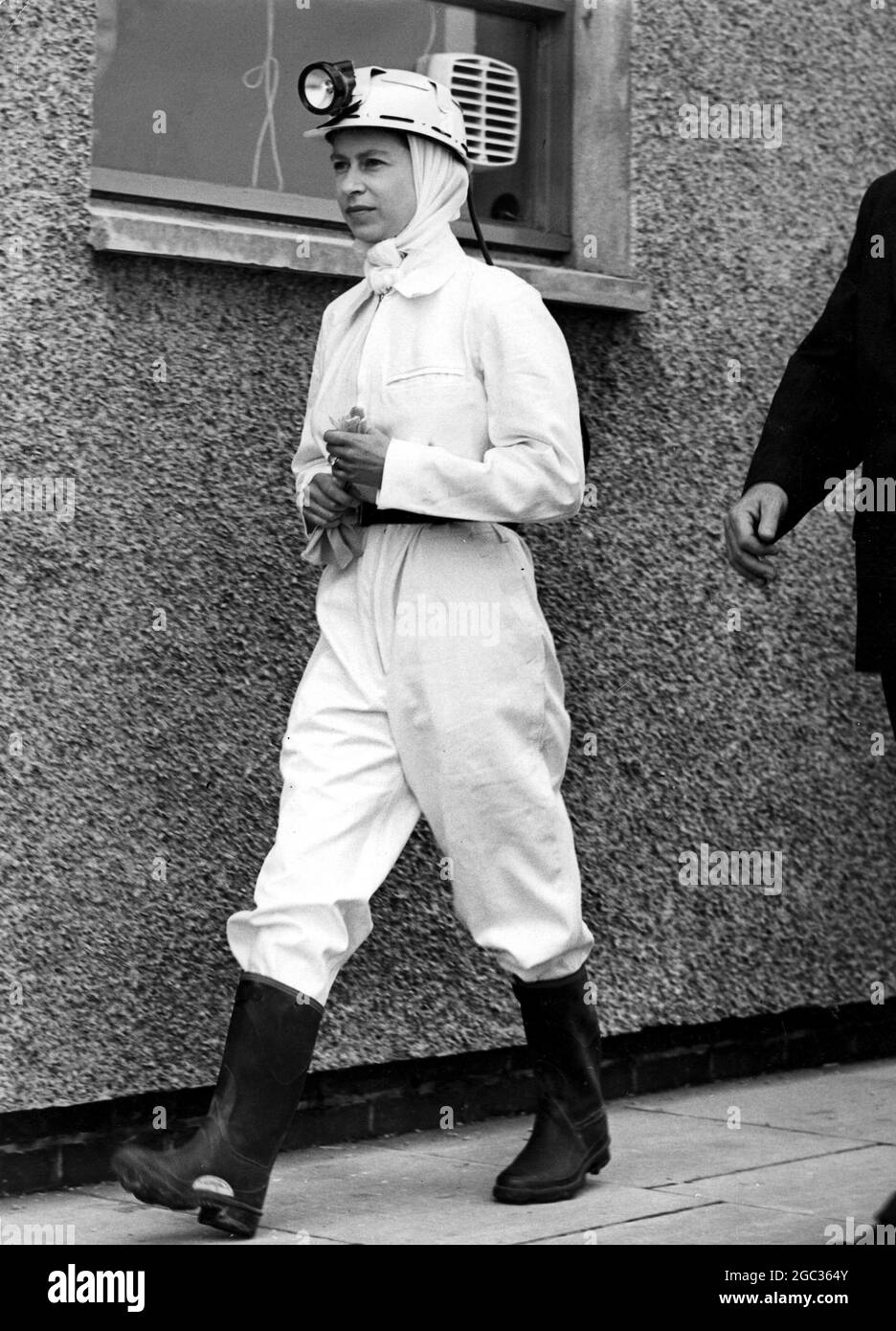 La regina, indossando un'uniforme di minatore completa, raffigurata ieri prima di scendere la Rothes Colliery, Scozia. Questa è stata una nuova esperienza per sua Maestà, che ha sfruttato appieno, indossando un casco, tute e stivali e portando con sé una lampada per minatori. La miniera si trova a Kirkcaldy, in Scozia. 1 luglio 1958 Foto Stock