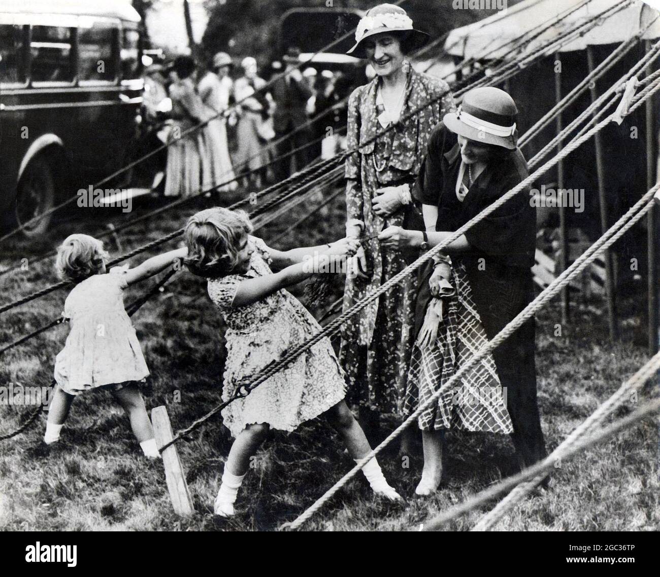 Principessa Margaret e principessa Elizabeth al castello di Abergeldie Fete, 1933 UN rimorchiatore o'war con un pezzo di erica quando ha visitato un fete durante una vacanza in Scozia. Questo era al momento del suo settimo compleanno. Foto Stock