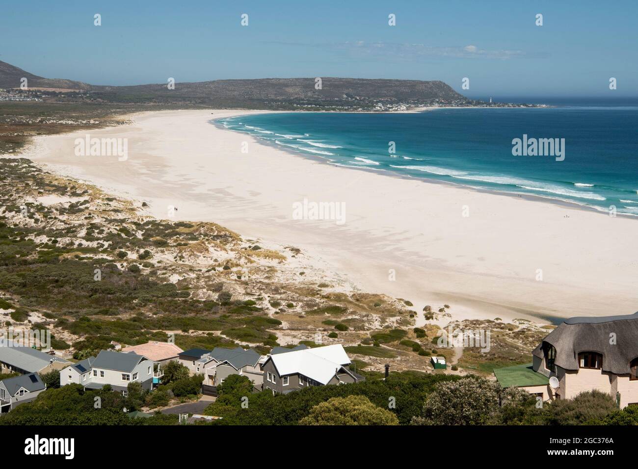 Lunga spiaggia visto da Chapman's Peak Drive, Noordhoek, Cape Town, Sud Africa Foto Stock