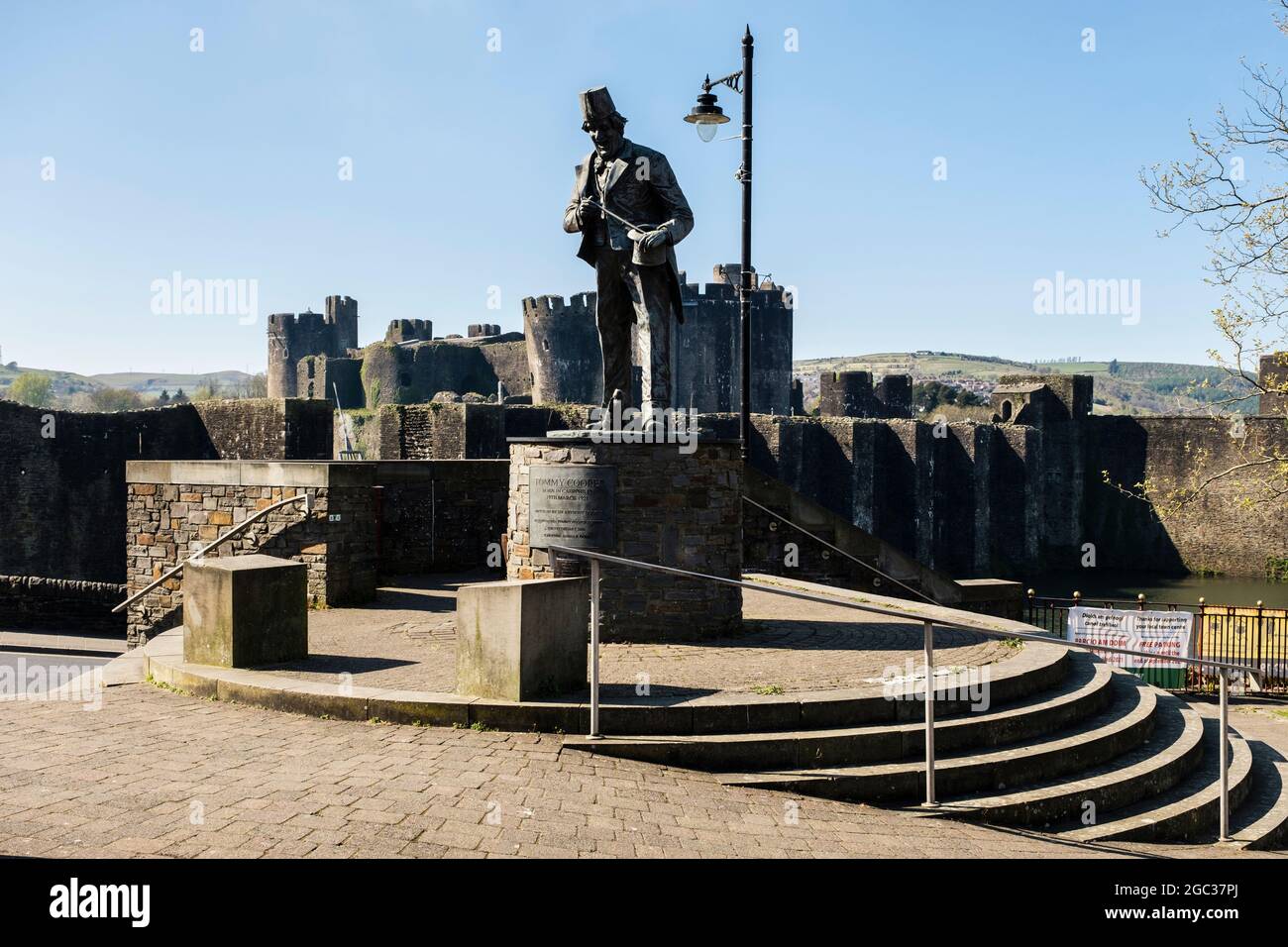 Statua di Tommy Cooper e castello di Caerphilly (Castell Caerffili). Caerphilly, Gwent, Galles meridionale, Regno Unito, Gran Bretagna Foto Stock