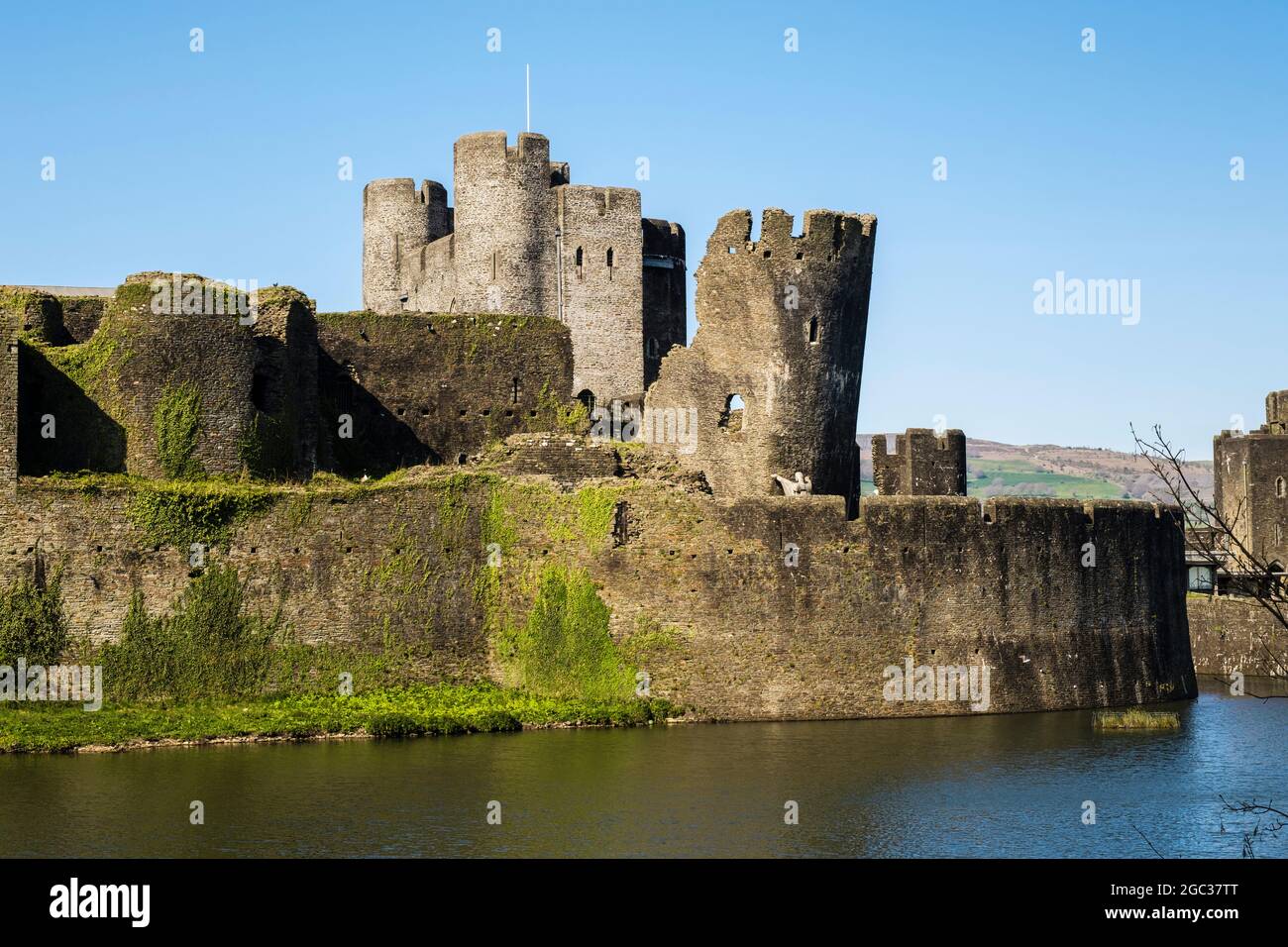 Pendente a sud-est torre sull'isola centrale del 13 ° secolo Caerphilly castello (Castell Caerffili). Caerphilly, Gwent, Galles meridionale, Regno Unito, Gran Bretagna Foto Stock