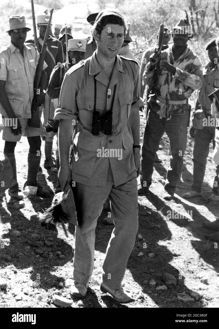 Unshaven ma allegro, il principe Carlo emerge dal cespuglio dopo un safari di quattro giorni in Kenya, e il suo aspro grin fa un cambiamento dall'aspetto normalmente sruffato del principe. Il nuovo look Charles è raffigurato di ritorno a Nairobi dal Bush africano. Quell'uncaratteristic stoppie dimostra che il principe è abbastanza duro. Almeno può prendere la vita ruvida sul mento. 15 febbraio 1971 Foto Stock