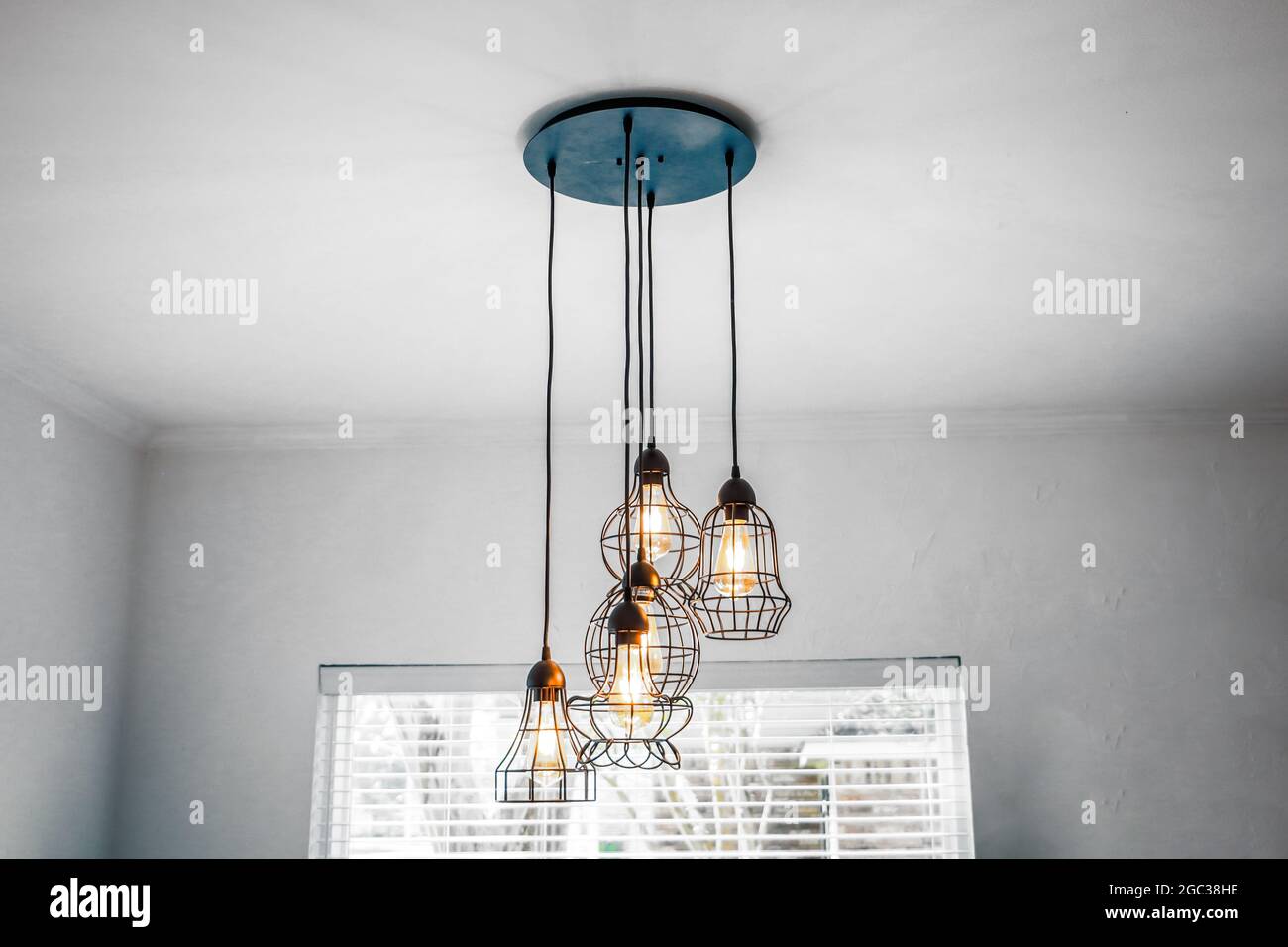 Lampada a sospensione in metallo e vetro in stile industriale in cucina Foto Stock