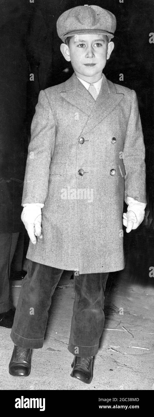 Il principe Carlo che ha fatto la sua prima visita a Twickenham indossa un cappello marrone chiaro mentre lascia il terreno dopo aver guardato la partita marzo 1955 Foto Stock