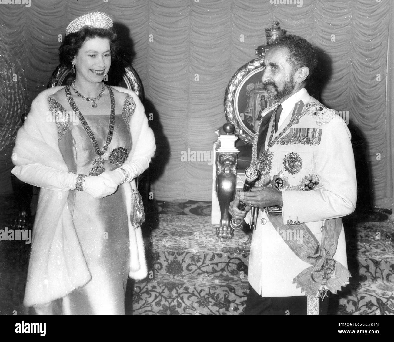 L'Imperatore Haile Selassie dopo che gli era stato presentato un testimone di Marshall di campo da sua Maestà la Regina Elisabetta II nella sala del trono del Palazzo dell'Imperatore. Il testimone è coperto di velluto rosso, costellato di leoni dorati e sormontato da una corona e la statua di San Giorgio, il santo patrono sia dell'Etiopia che dell'Inghilterra. 3 febbraio 1965 Foto Stock