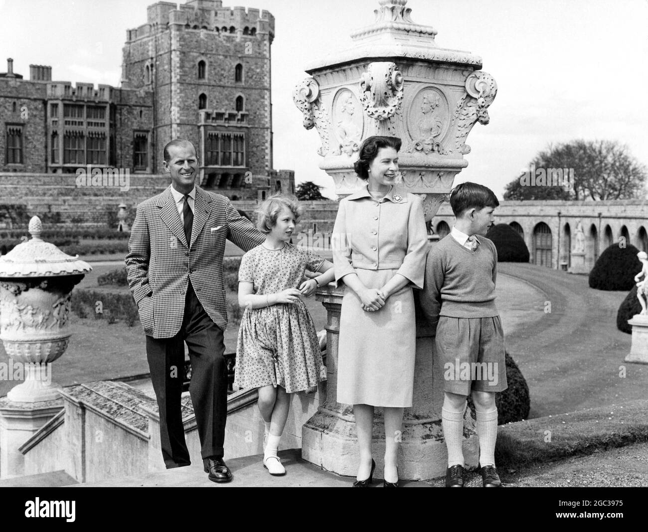 La Regina Elisabetta II con la sua famiglia al Castello di Windsor in cima alla scala del giardino East Terrace con la Torre Brunswick sullo sfondo. 6 giugno 1959 Foto Stock